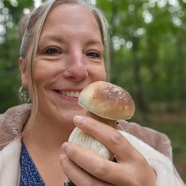 Op paddenstoelenjacht 🥰 Hier hebben we wat eekhoorntjesbrood en heksenboleten. Jummmmm

Mochten jullie wat meer willen weten... Ik heb in mijn webshop erg interessante wildpluk boeken van oa Ben Brumagne. Vertrouw je niet zo op boeken en wil je het leren door te doen? Schrijf je dan nu in op de Wild Witch Jaaropleiding. Daar neem ik het komende jaar een aantal mensen mee op pad naar meer inzicht in zichzelf, de cycli, seizoenen en elementen én in de natuur. Op het einde staat ook daar een les ingepland rond oa paddenstoelen.

Cheers!

Holle

#HetRijkVanHolle #wildpluk #herborisme #greenwitch #groenehekserij #jaaropleiding #intothewoods