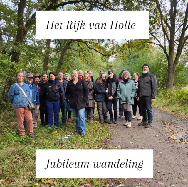 Vandaag gingen we op pad ter ere van het 5-jarig bestaan van Het Rijk van Holle. Ik organiseerde een wandeling in @landschapdeliereman om aan de wandelaars te laten zien hoe waarlijk prachtig, medicinaal, culinair en magisch de natuur kan zijn.

We wandelden door bosgebied, moeras- en veengebied en genoten van erg veel verschillende (vaak unieke) plantensoorten. Ik vertelde over de liminale plekken (de plekken tussen werelden), grenswachters en droomplanten. Ik liet ze ruiken aan wilde gagel waar hedentendage nog steeds bier mee gebrouwen wordt. En ik dompelde ze onder in de folklore en het medicijn van de lokale fauna. We zagen de tonderzwam en de berkendoder, de gewone engelwortel en waterpeper, hop en bijvoet en waterviolier en veenmos... We zagen zo ontzettend veel. Wat zijn we gezegend met zo´n rijke natuur.

Ik vertelde over de unieke vondst uit deze contreien: de énige heksenfles ooit teruggevonden op het Europese vasteland. Hier... In Turnhout.

Wil je al dit ook leren? En er ook mee leren werken? Leren waarom de weegbree je keelpijn kan wegnemen en leren koken met elfenbankje? Wil je leren over de seizoenen en wat die met je doen? Over de elementen én hekserij? Wil je medicinale bereidingen leren maken? 

Goed nieuws! Ik organiseer een jaaropleiding ´Wild Witch´ en die start op 26 oktober. We komen over een heel jaar zes keer samen en gaan wandelen en bereiden, knutselen en dieper in onszelf duiken. Veel theorie, veel doen, ... 650 euro voor alle tijd, kennis, cursus, lunch en alle materialen. Betalen in termijnen kan. Vraag naar de mogelijkheid. Wees er snel bij want hij is bijna vol.

#HetRijkVanHolle #herborist #heks #tussenwerelden #jaaropleiding #geleidewandeling #medicinalekruiden #magischeplanten